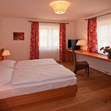 מלון Fischlham Gastehaus Schloss Bernau חדר תמונה