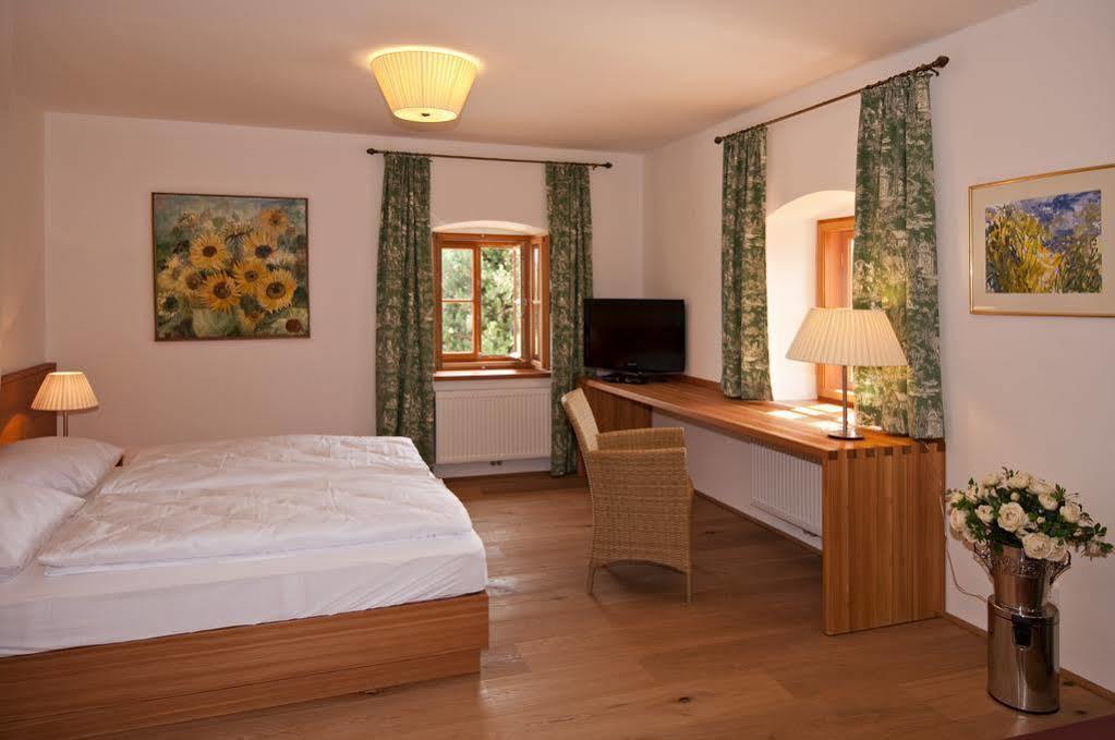 מלון Fischlham Gastehaus Schloss Bernau מראה חיצוני תמונה